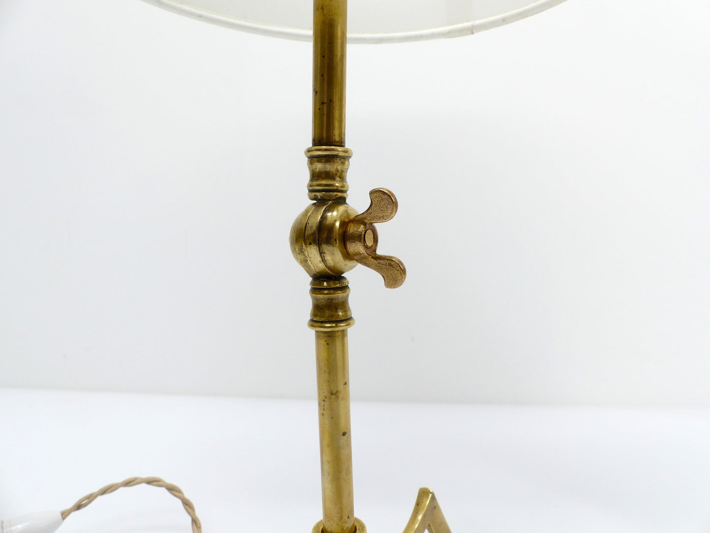 Pied de lampe tripode articulé en laiton style Arts & Crafts, dans le goût de W.A.S. Benson, circa 1900-1930