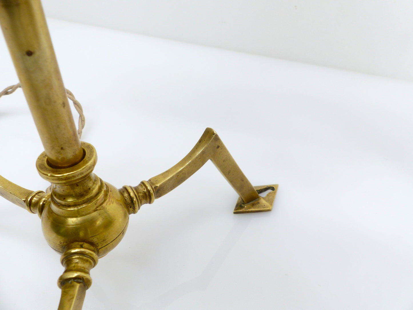 Pied de lampe tripode articulé en laiton style Arts & Crafts, dans le goût de W.A.S. Benson, circa 1900-1930