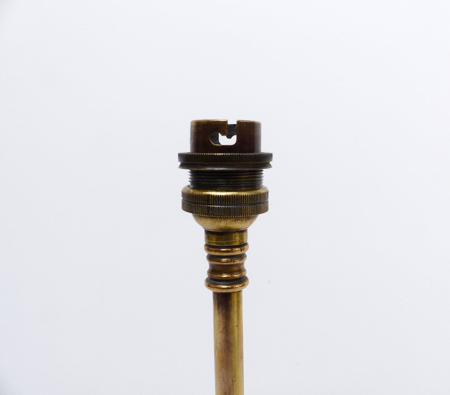 Pied de lampe tripode articulé en laiton style Arts & Crafts, dans le goût de W.A.S. Benson, circa 1900-1930