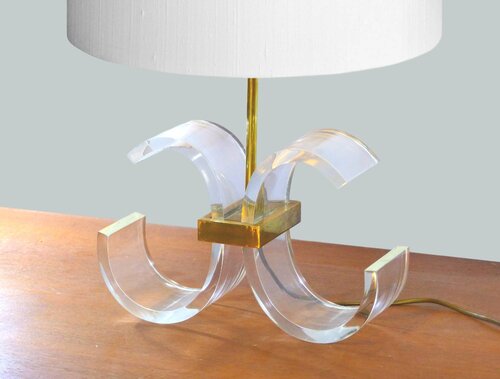 LAMPE PLEXIGLASS ET LAITON DORÉ – MICHEL DUMAS