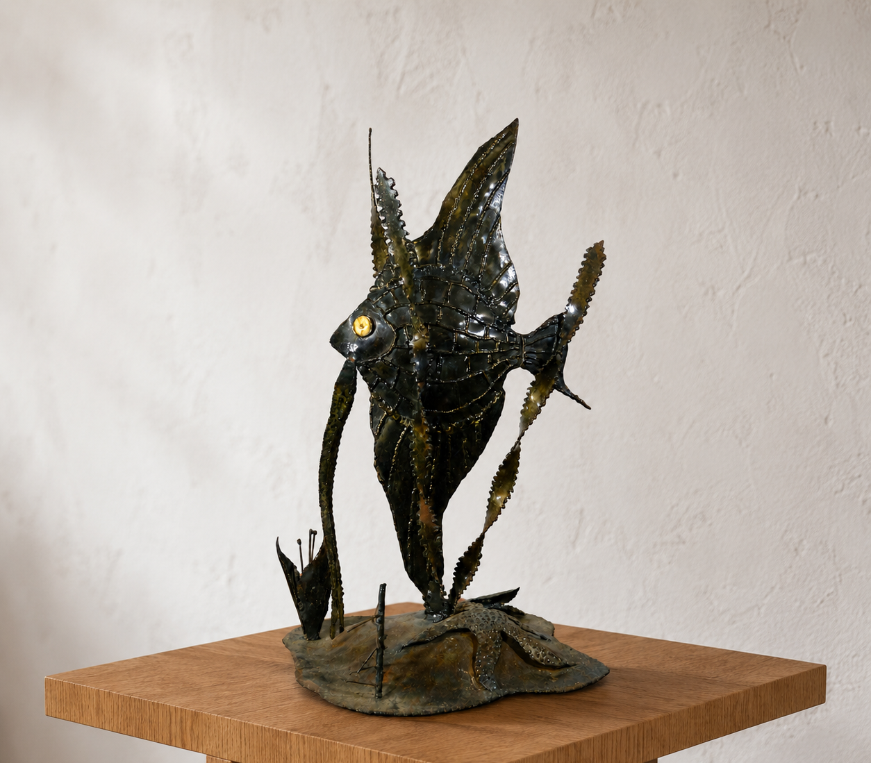 Grande sculpture brutaliste de poisson scalaire en métal soudé, travail américain circa 1970 / Large brutalist welded metal angelfish sculpture, American work circa 1970