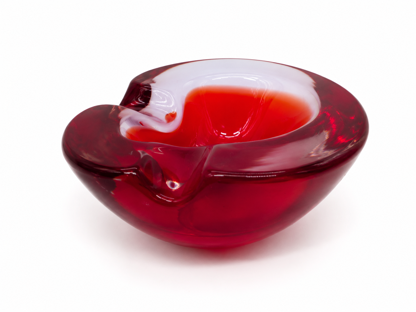 Cendrier vide-poche Seguso Murano en verre Sommerso rouge, Italie, vers 1960.