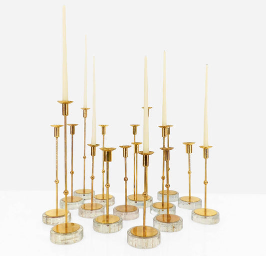 "Set de 15 bougeoirs scandinaves en laiton et verre, design Gunnar Ander pour Ystad Metall, Suède, circa 1960 – Set of 15 Scandinavian brass and glass candleholders, Gunnar Ander, Ystad Metall, Sweden, circa 1960"