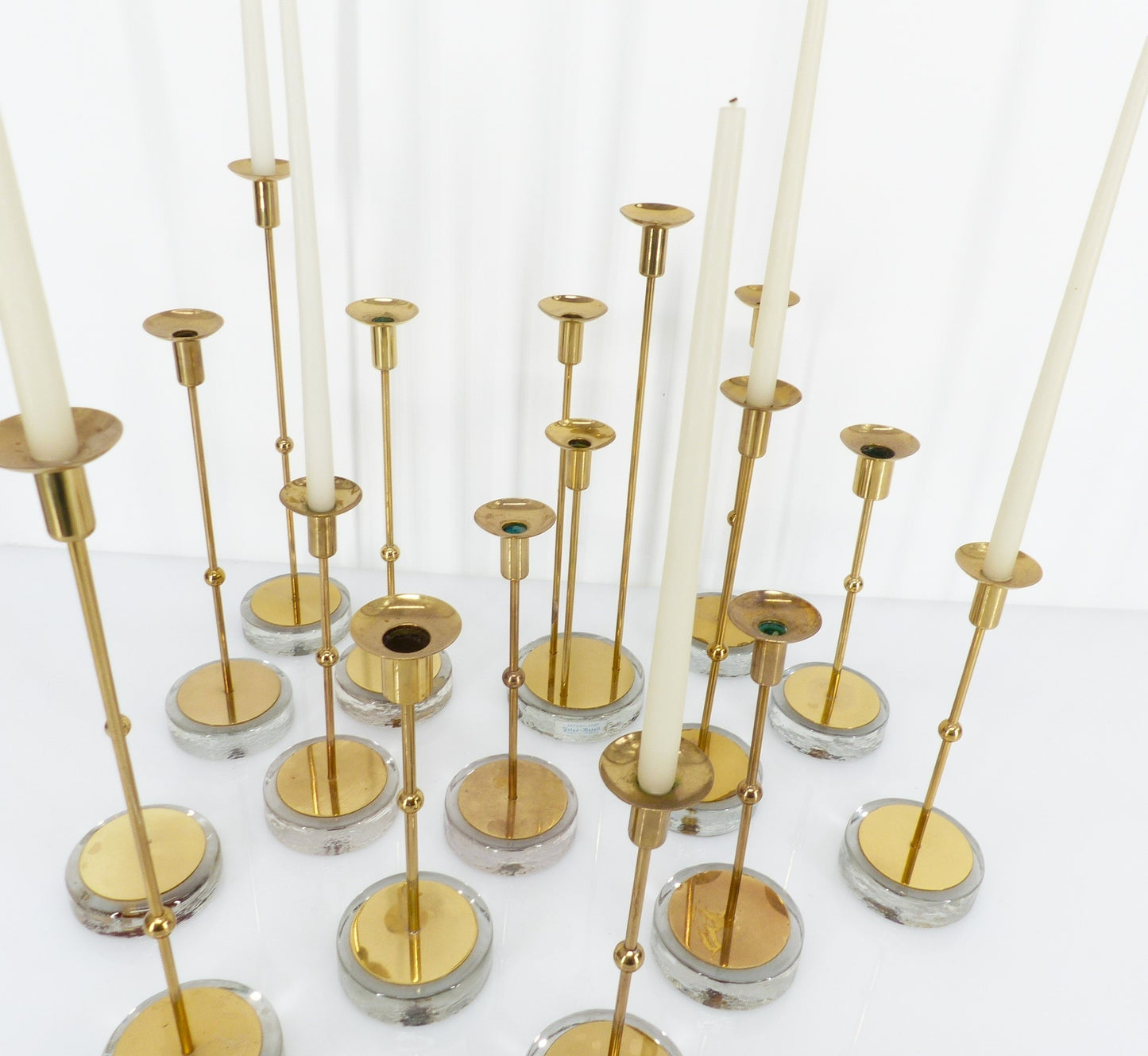 Set de 15 bougeoirs scandinaves en laiton et verre, Gunnar Ander, Ystad Metall, Suède 1960