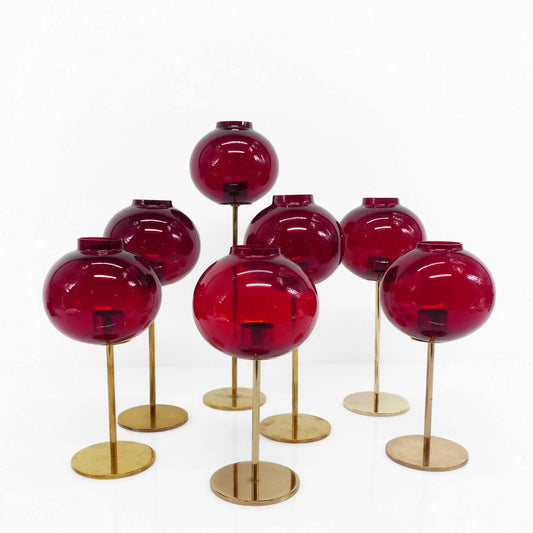 Set complet de 7 photophores Hans-Agne Jakobsson en verre rouge et laiton, Suède, circa 1950