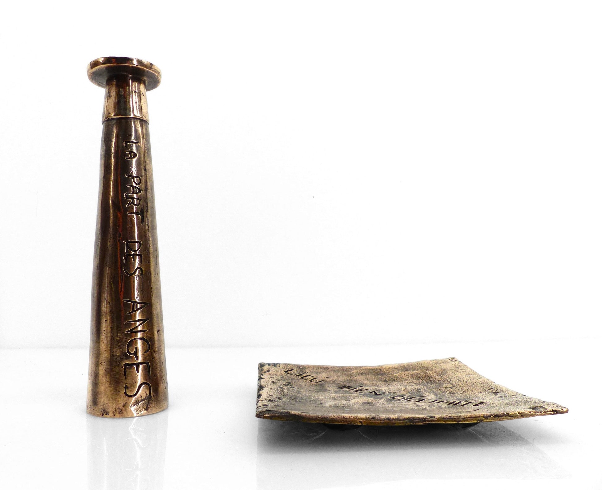Set en bronze brutaliste avec coupelle "Lieu bien délimité" et bougeoir "La part des anges", circa 1980 – Brutalist bronze set with engraved tray and candlestick, circa 1980