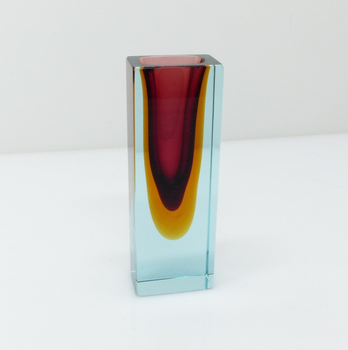 Vase sommerso rectangulaire Murano, verre multicouche bleu aqua et rouge rubis, circa 1960, attribué à Seguso Vetri d'Arte