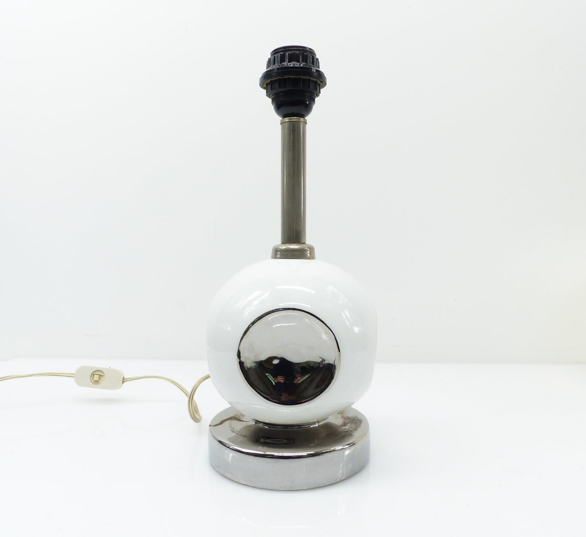 Space Age table lamp base in white ceramic and chrome – 1970s