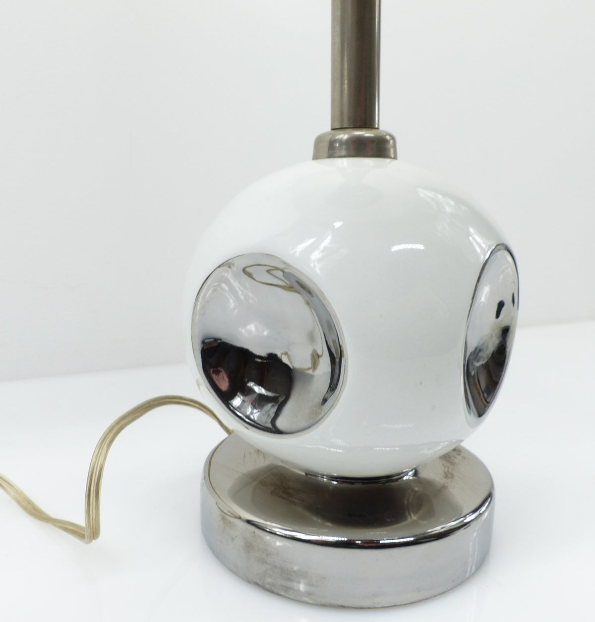 Space Age table lamp base in white ceramic and chrome – 1970s