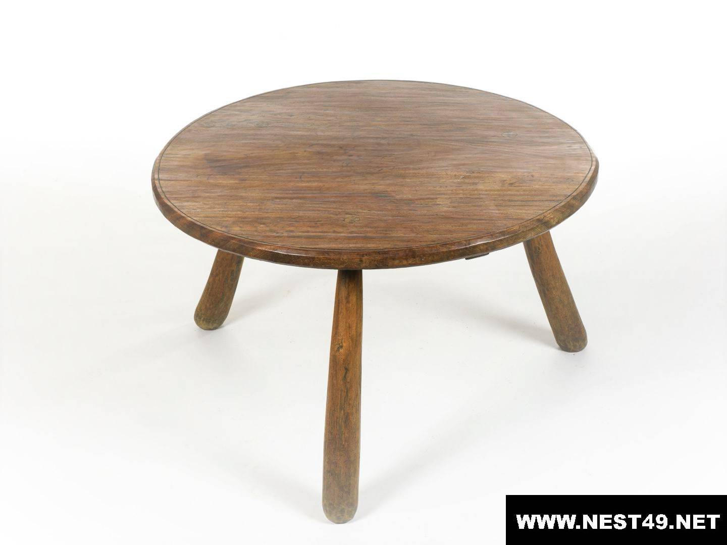 Table basse brutaliste en bois massif tripode