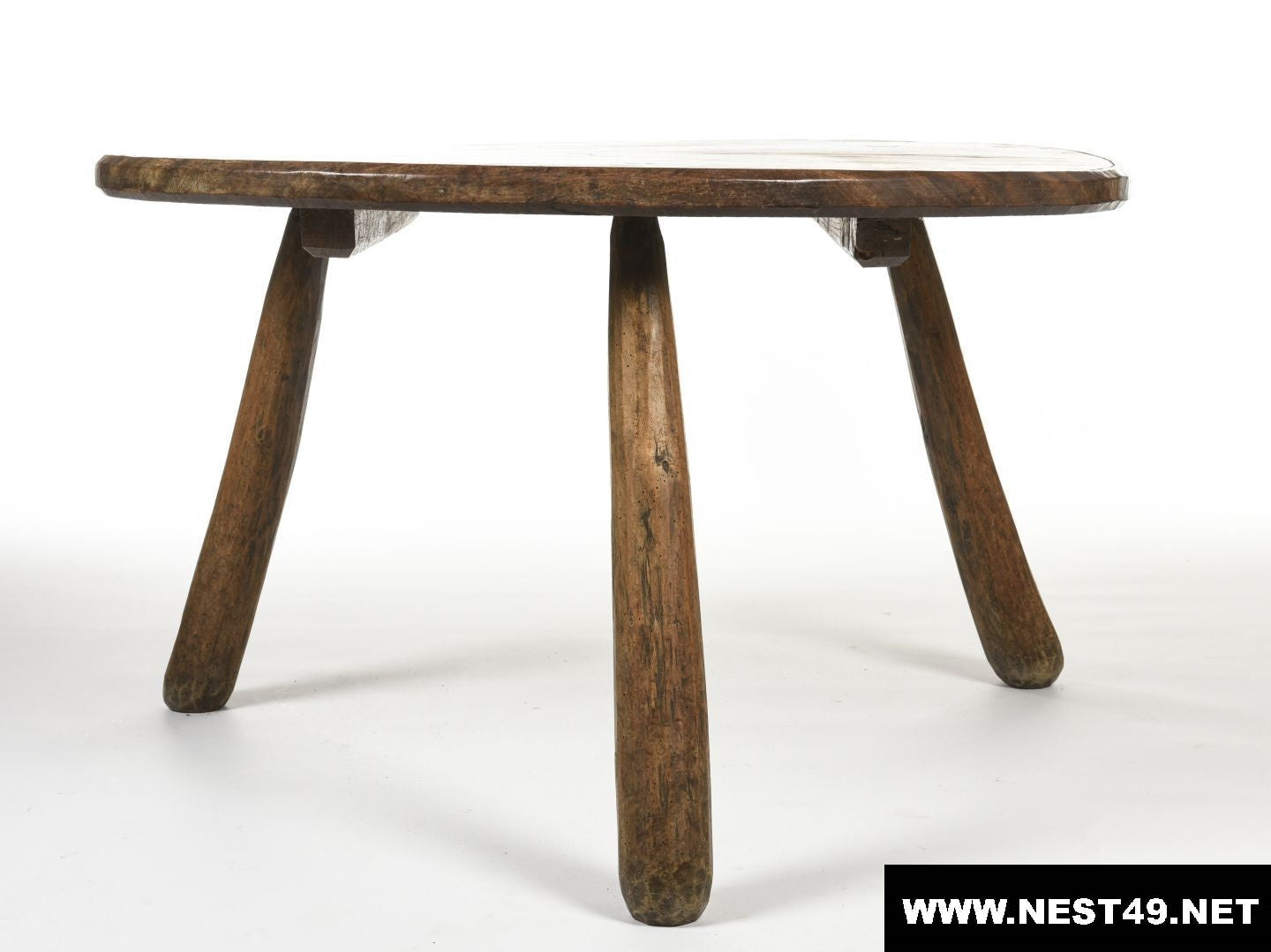 Table basse brutaliste en bois massif tripode