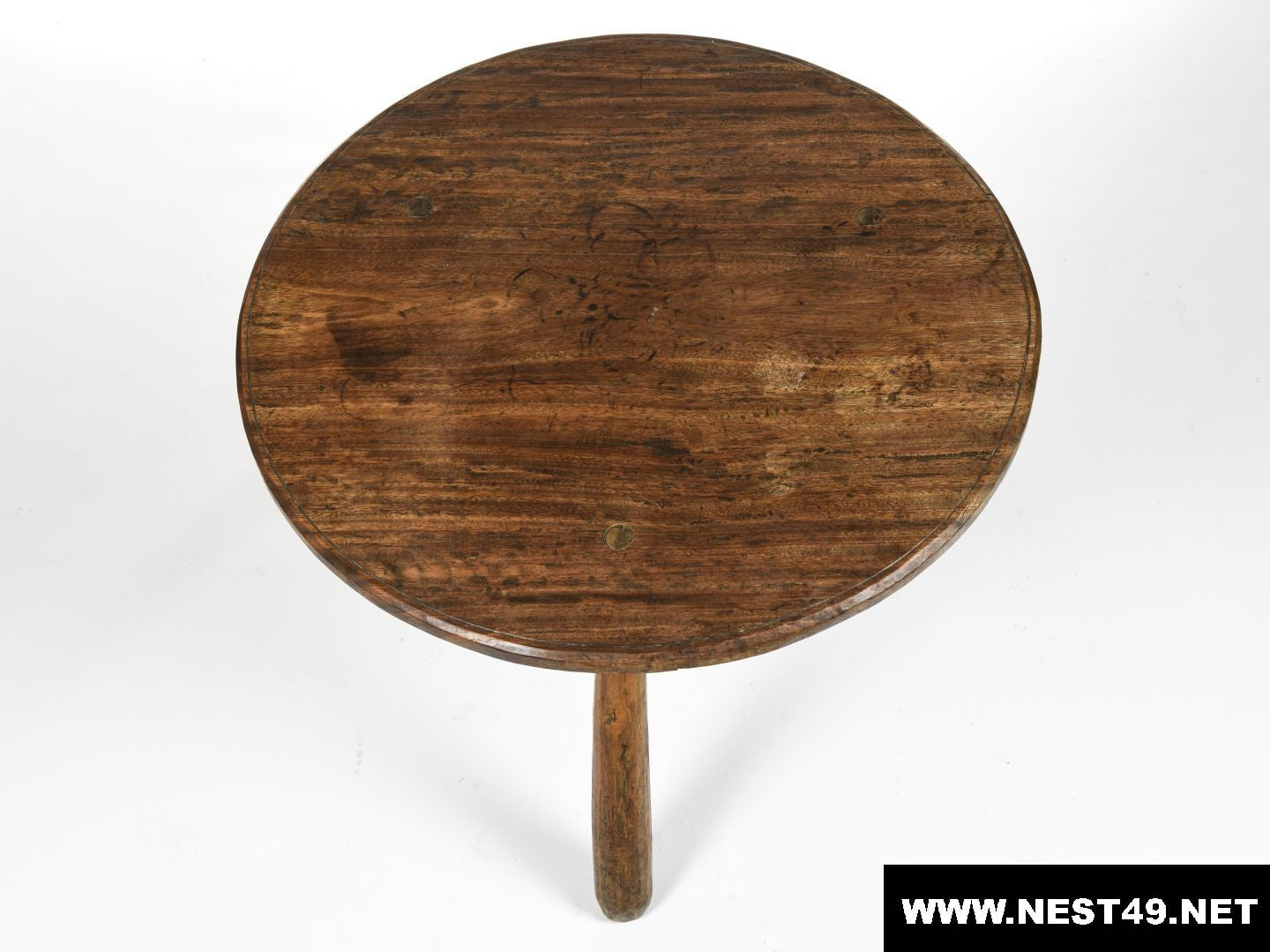 Table basse brutaliste en bois massif tripode