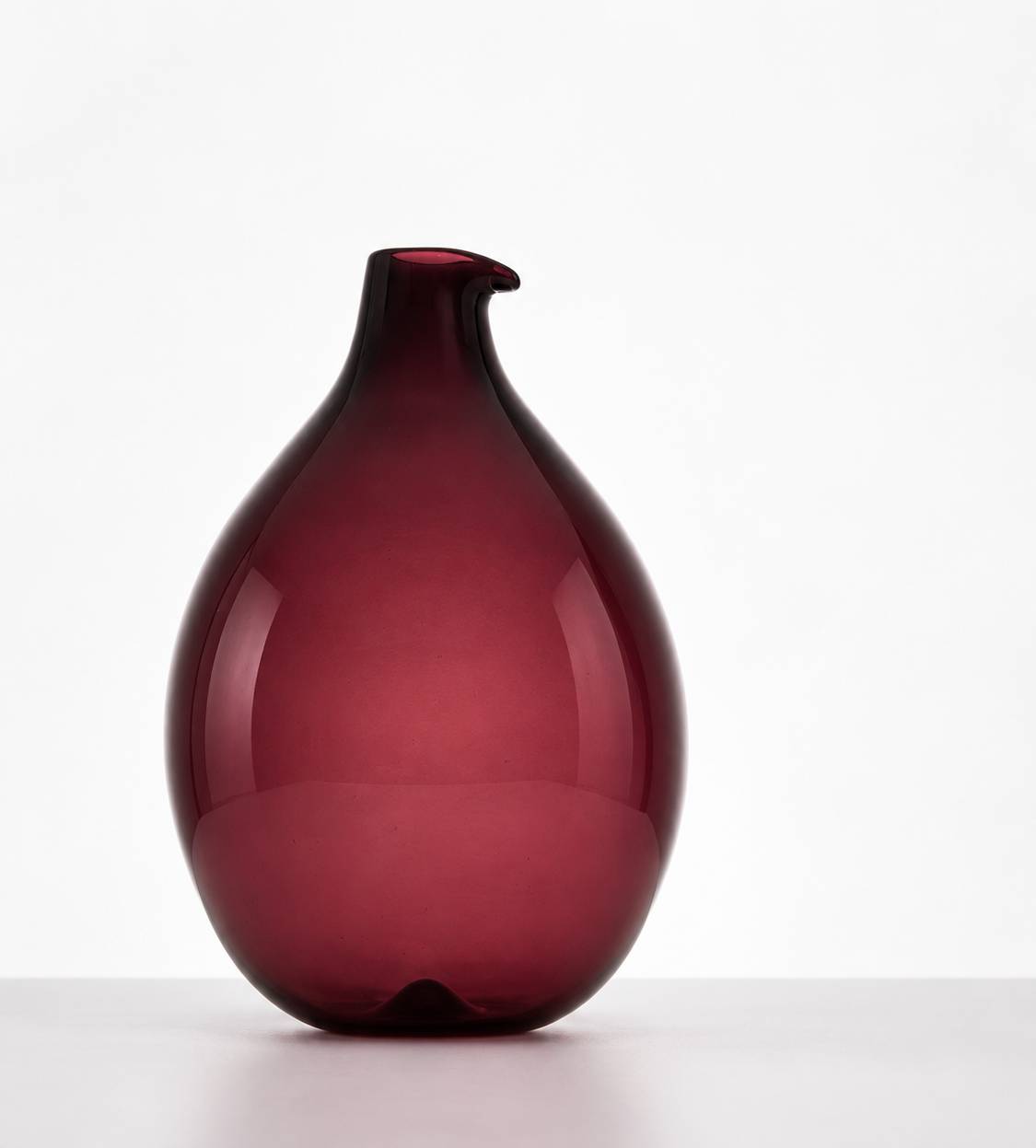 Vase Pullo 2601 en verre aubergine par Timo Sarpaneva pour Iittala
