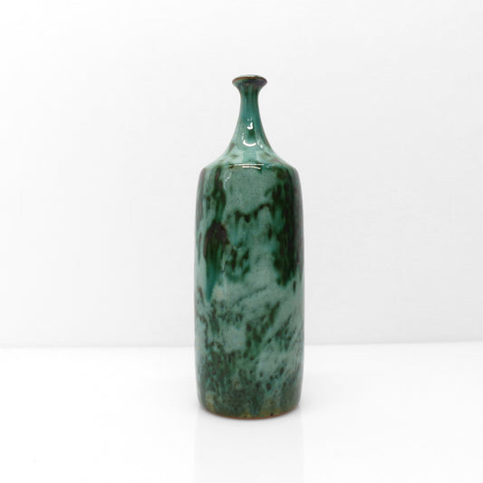 Vase bouteille en grès émaillé vert à reflets cuivrés, dans le goût des Ruelland, circa 1960