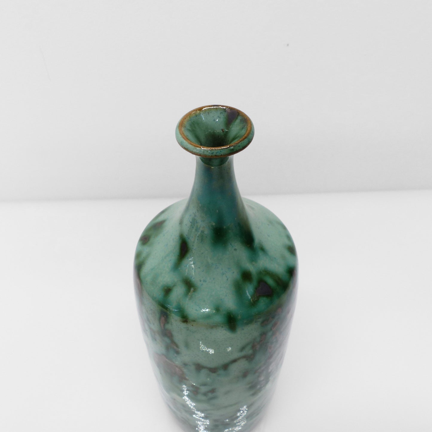 Vase bouteille en grès émaillé vert à reflets cuivrés 1960-1970