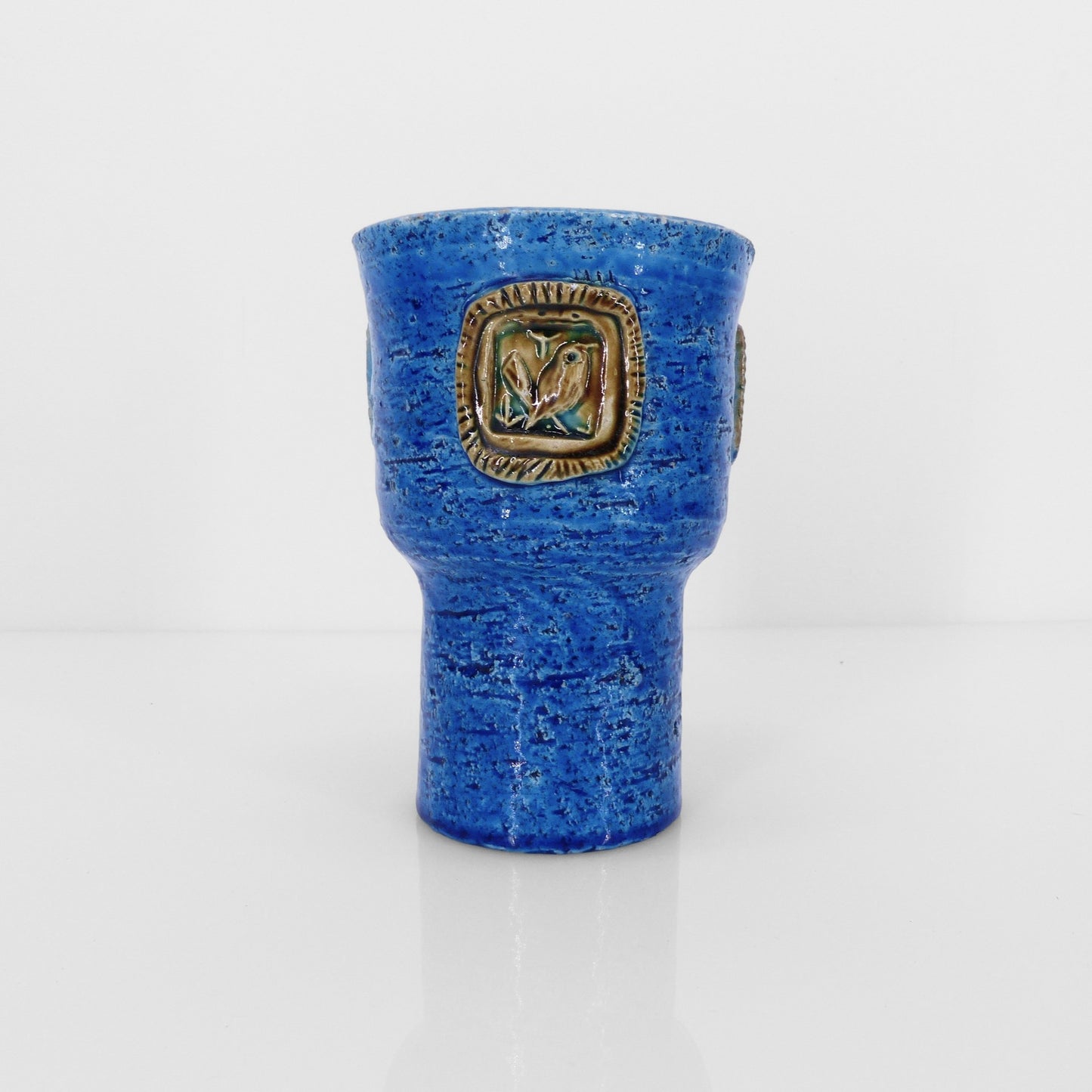 Vase mug en céramique Rimini Blu par Aldo Londi pour Bitossi, vers 1970, décor à motif d’oiseaux en relief